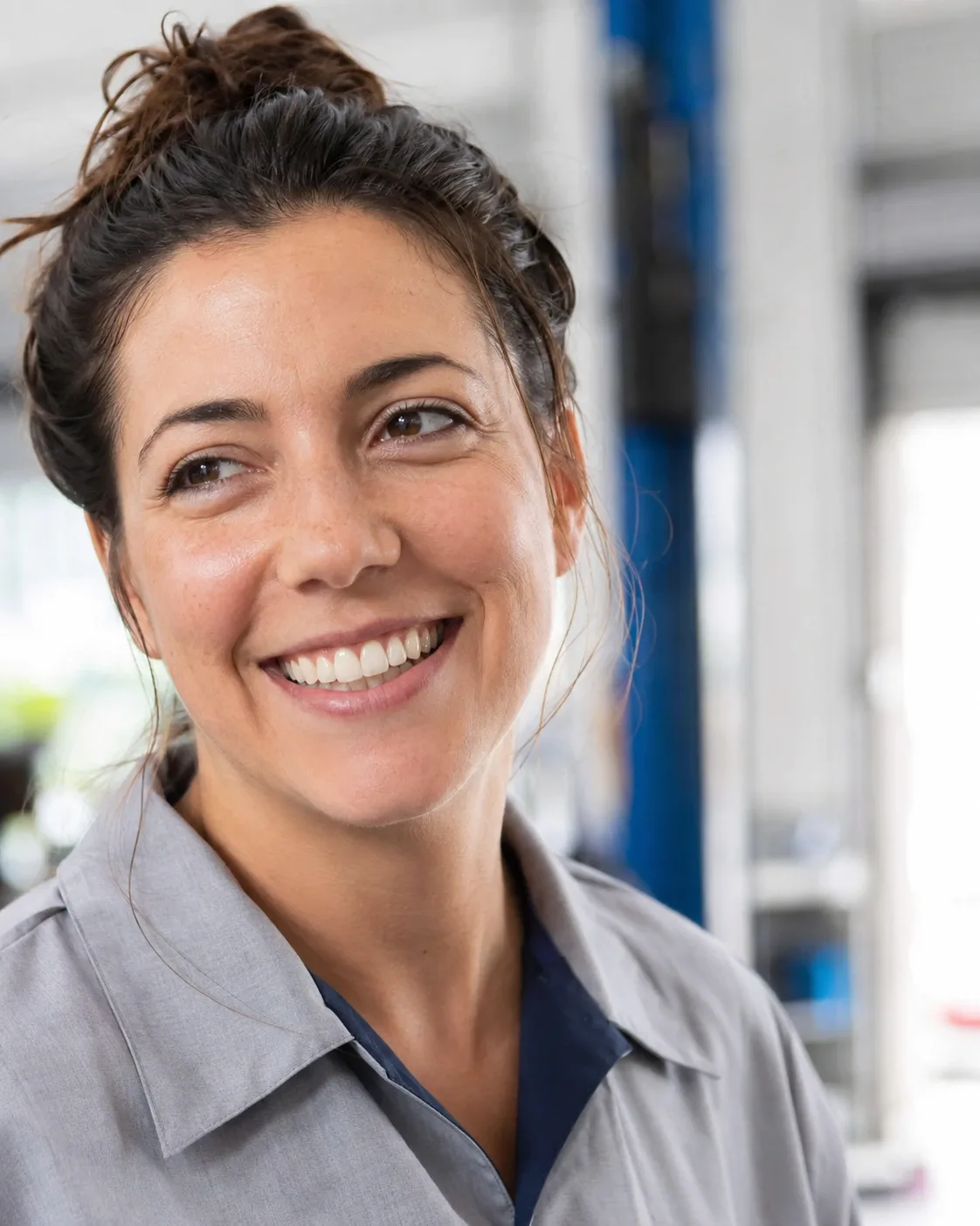 Portrait d’une technicienne dans l’atelier