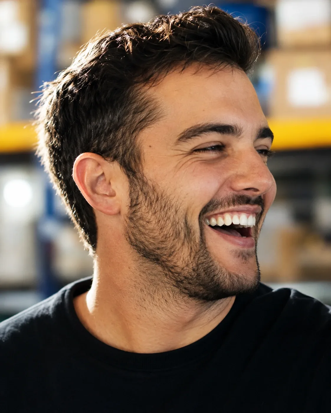 Portrait d’un technicien souriant à l’atelier