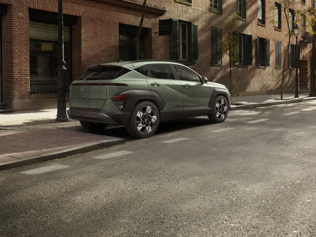Hyundai Kona 2026 garé dans une rue de village bordée de briques