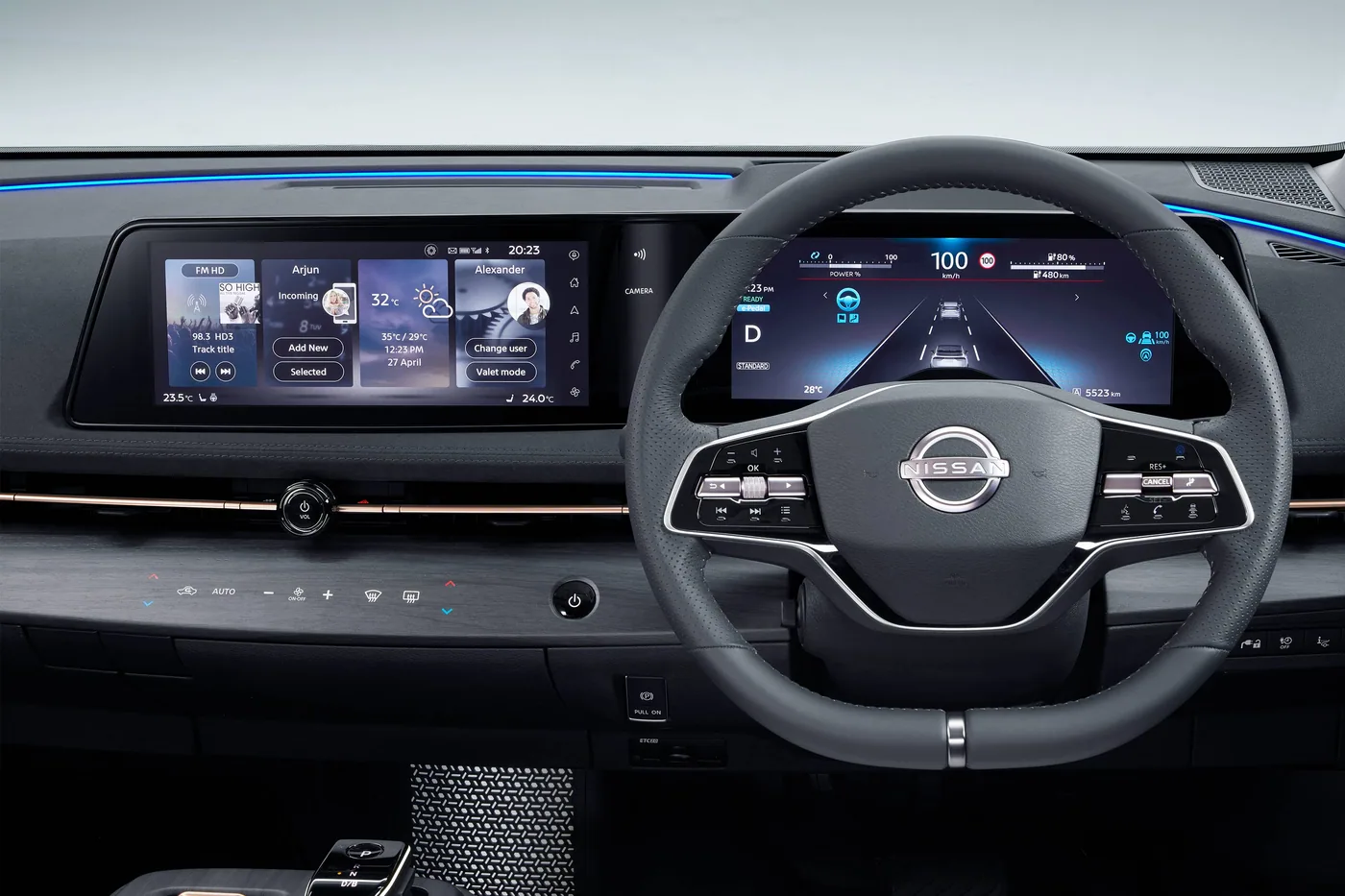Tableau de bord de la Nissan Ariya : écran tactile large, combiné numérique et volant au logo Nissan