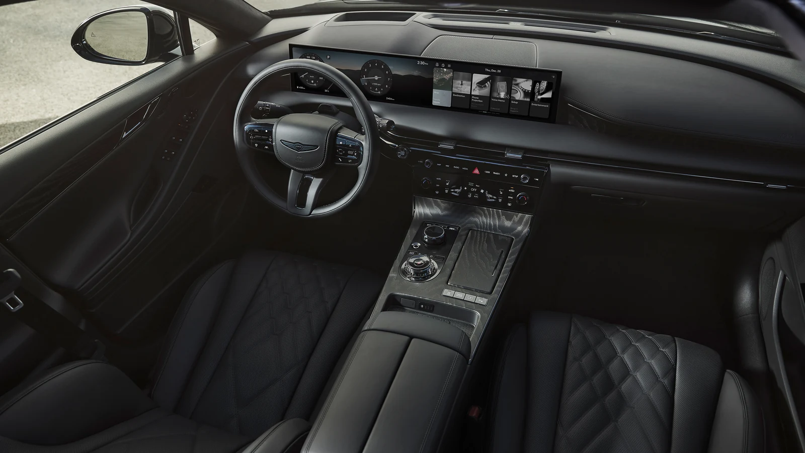 Habitacle noir d'une Genesis G80 : volant à emblème Genesis, écran central, console et sièges matelassés