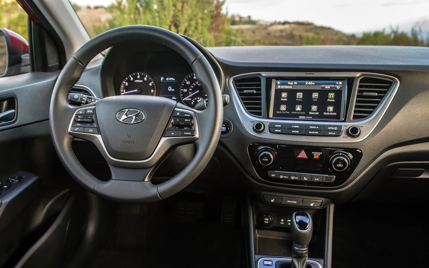Habitacle de la Hyundai Accent 2020 : volant, compteurs, écran tactile et levier de vitesses automatique