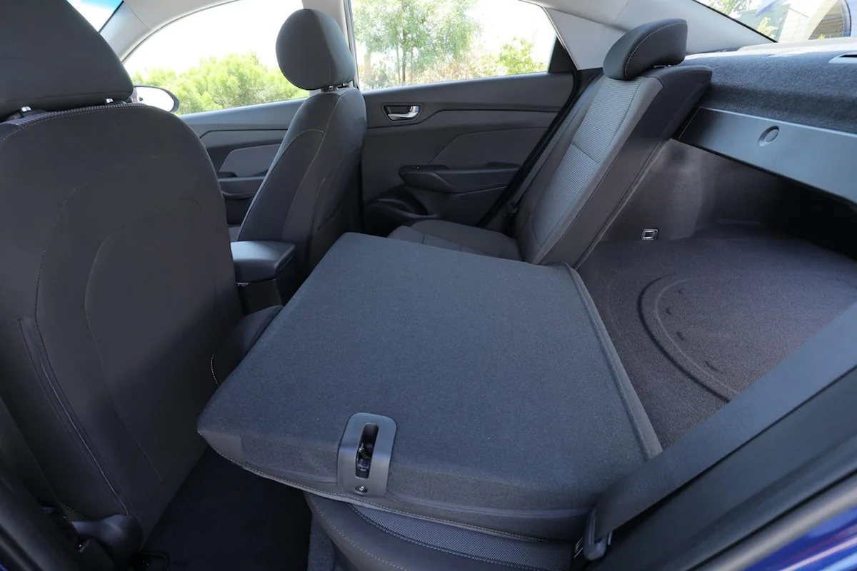 Banquette arrière de la Hyundai Accent 2020 en tissu noir, dossier divisé rabattu pour agrandir le coffre
