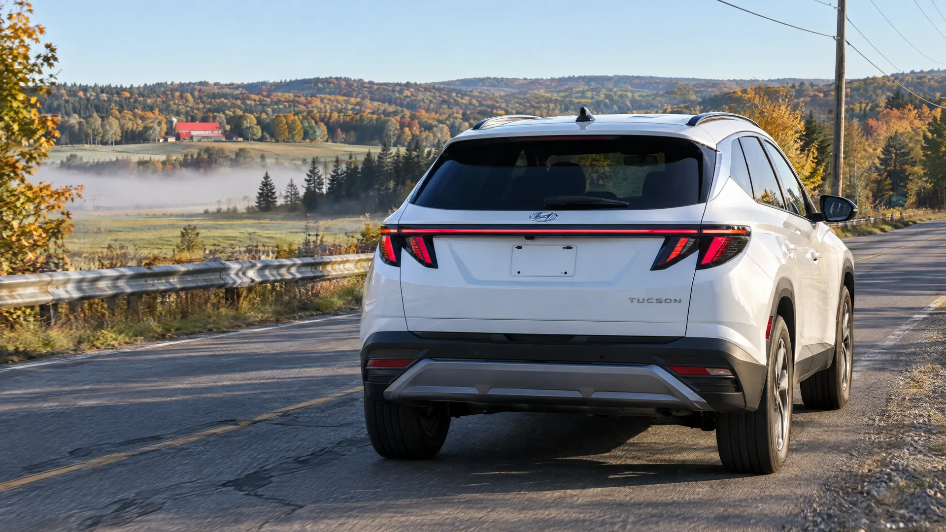 Hyundai Tucson hybride 2026 sur une route de campagne des Cantons-de-l'Est un matin d'automne