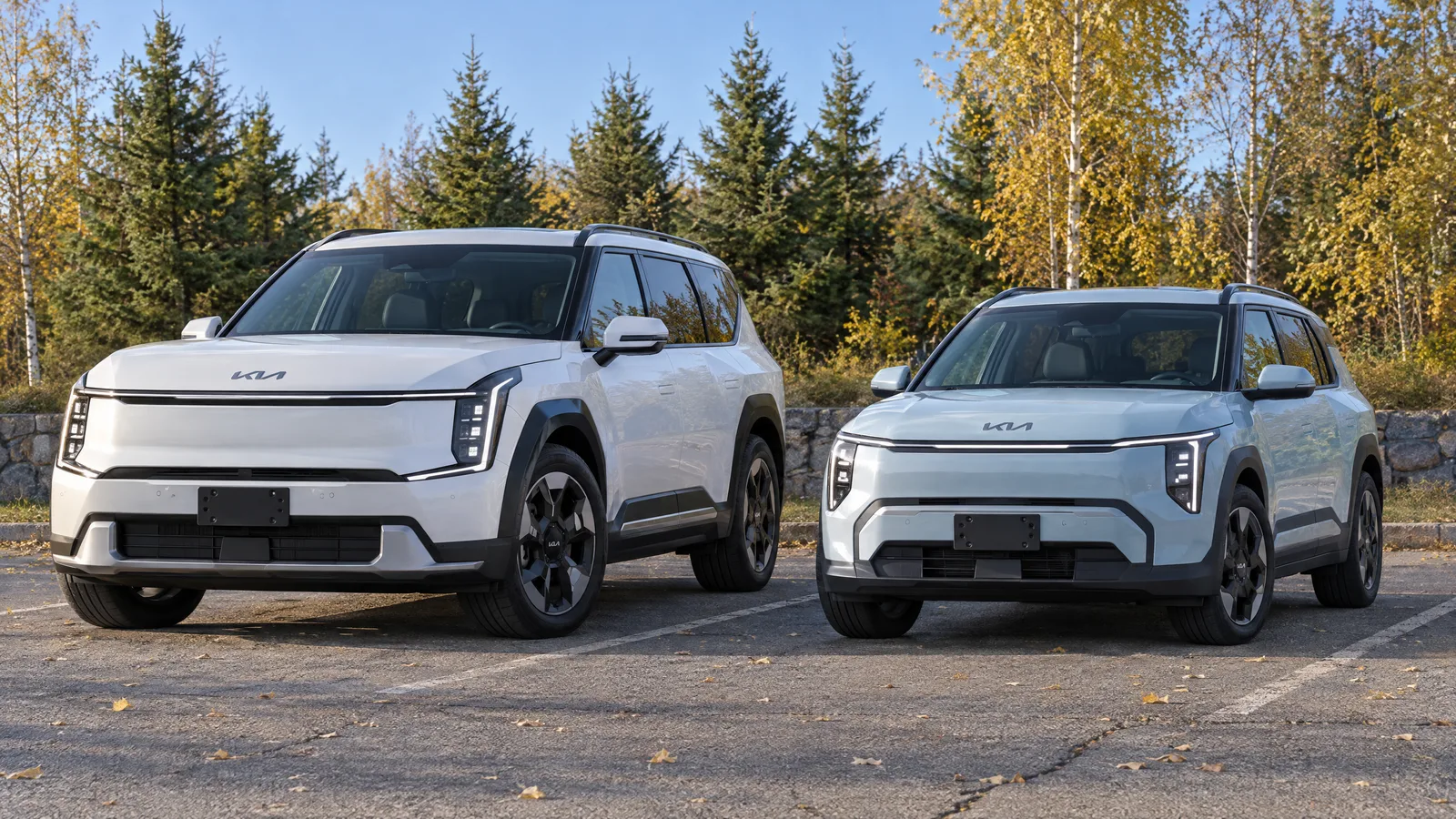 Kia EV3 2027 et Kia EV9 2026 stationnés côte à côte, l'écart de gabarit visible d'un seul coup d'oeil