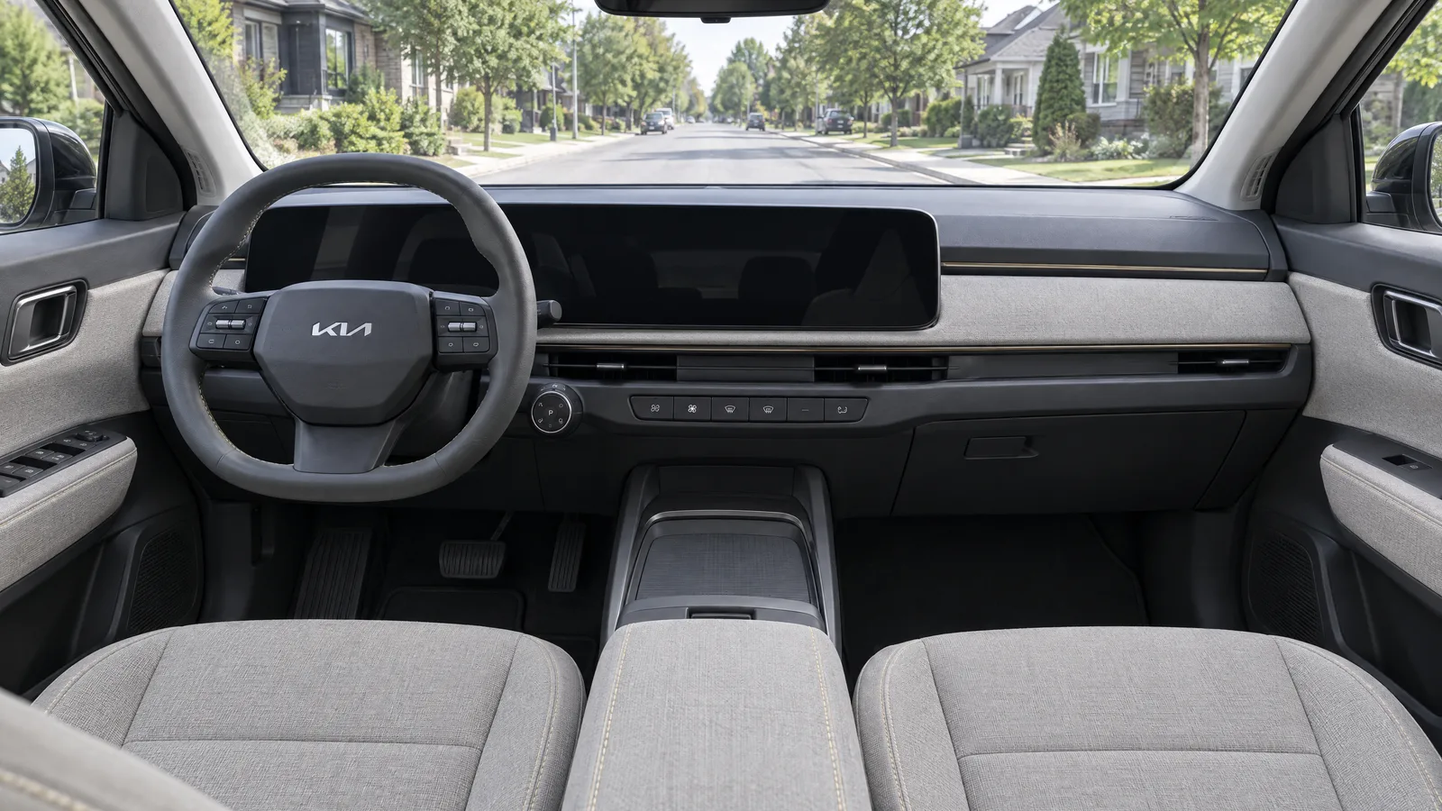 Habitacle d'un Kia EV3 2027 vu depuis le siège passager, écrans en veille, sellerie claire