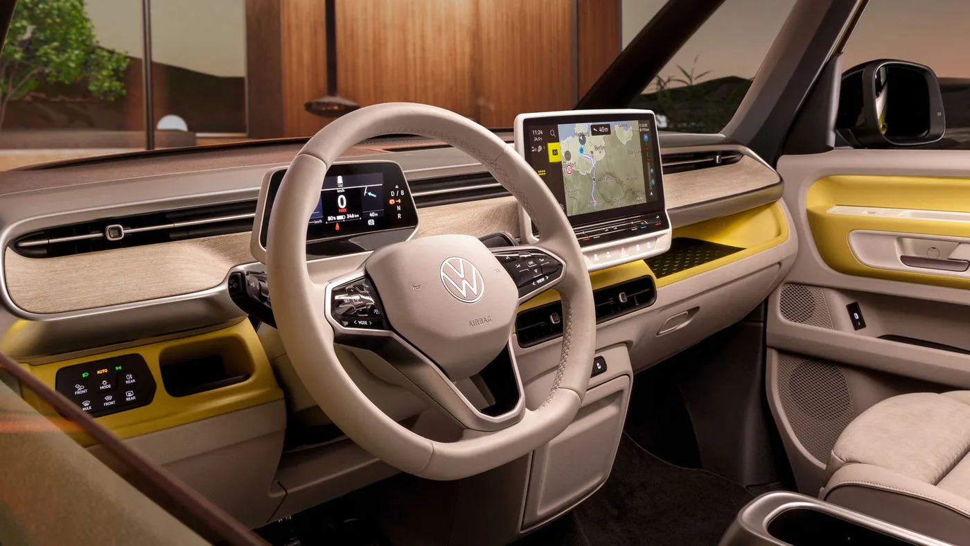 Poste de conduite du Volkswagen ID. Buzz avec volant crème, petit écran de navigation et garnitures jaunes