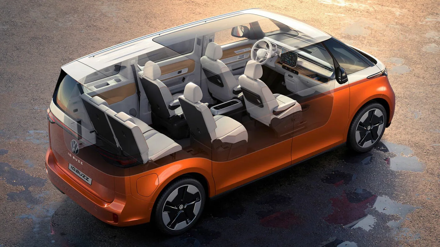 Volkswagen ID. Buzz orange et blanc en vue plongeante transparente, laissant voir ses rangées de sièges clairs