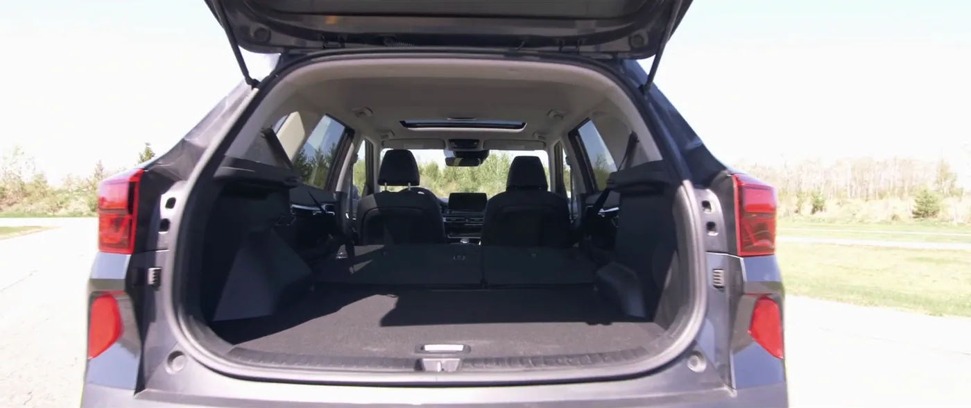 Coffre ouvert du Kia Seltos 2021 avec la banquette arrière rabattue