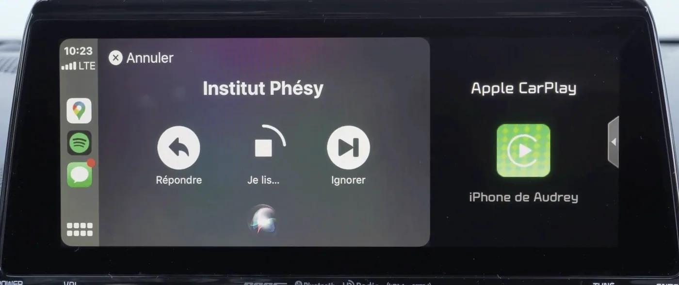 Écran Apple CarPlay du Kia Seltos 2021 affichant la lecture d'un message texte