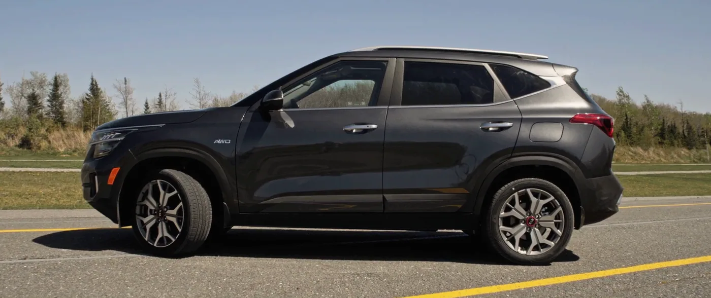 Kia Seltos 2021 gris foncé AWD vu de profil sur une piste d'essai