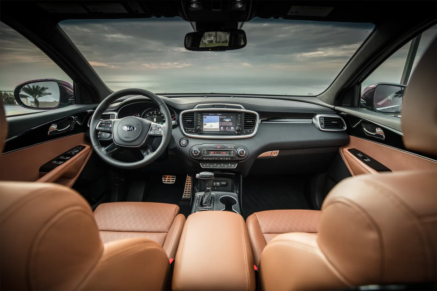 Habitacle du Kia Sorento 2020 : volant, écran de navigation et sièges en cuir brun cognac