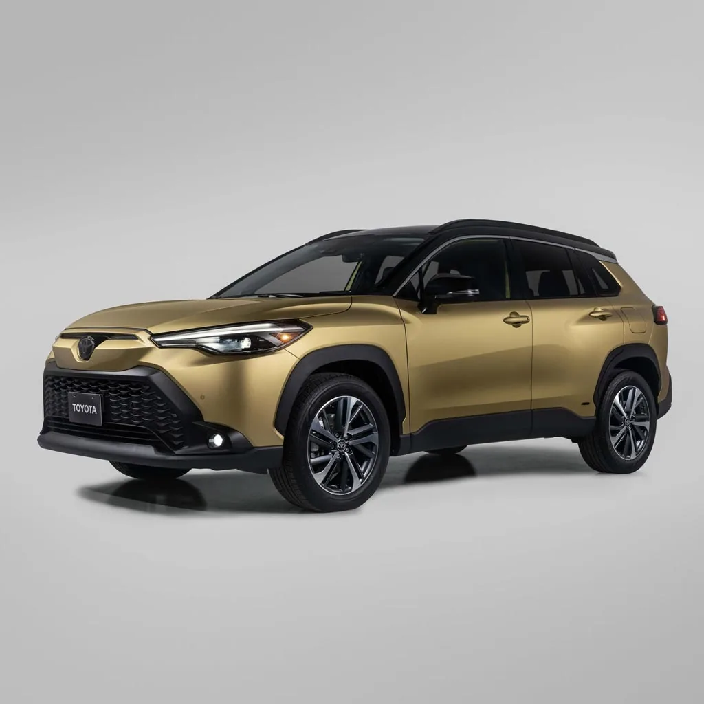 Toyota Corolla Cross 2023 doré vu de trois quarts avant sur fond gris de studio