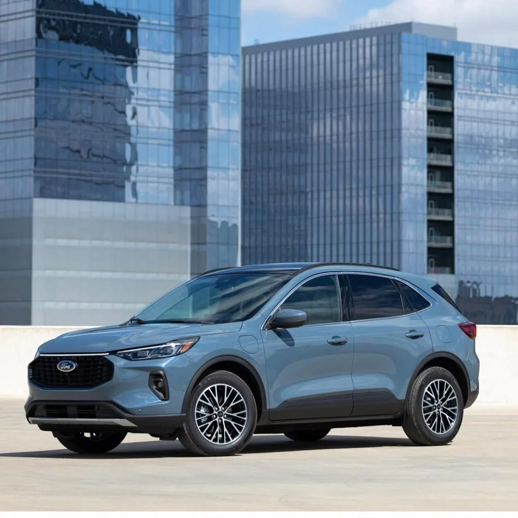 Ford Escape 2023 gris-bleu vu de trois quarts avant devant des tours vitrées