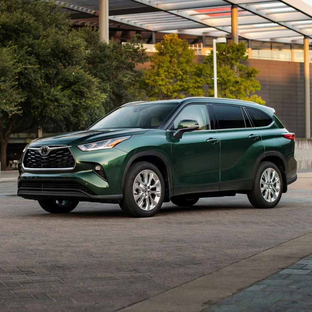 Toyota Highlander 2023 vert foncé vu de trois quarts avant sur un pavé de ville