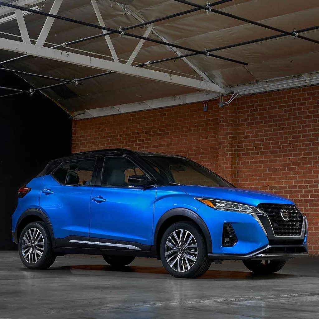 Nissan Kicks 2023 bleu vu de trois quarts avant devant un mur de briques