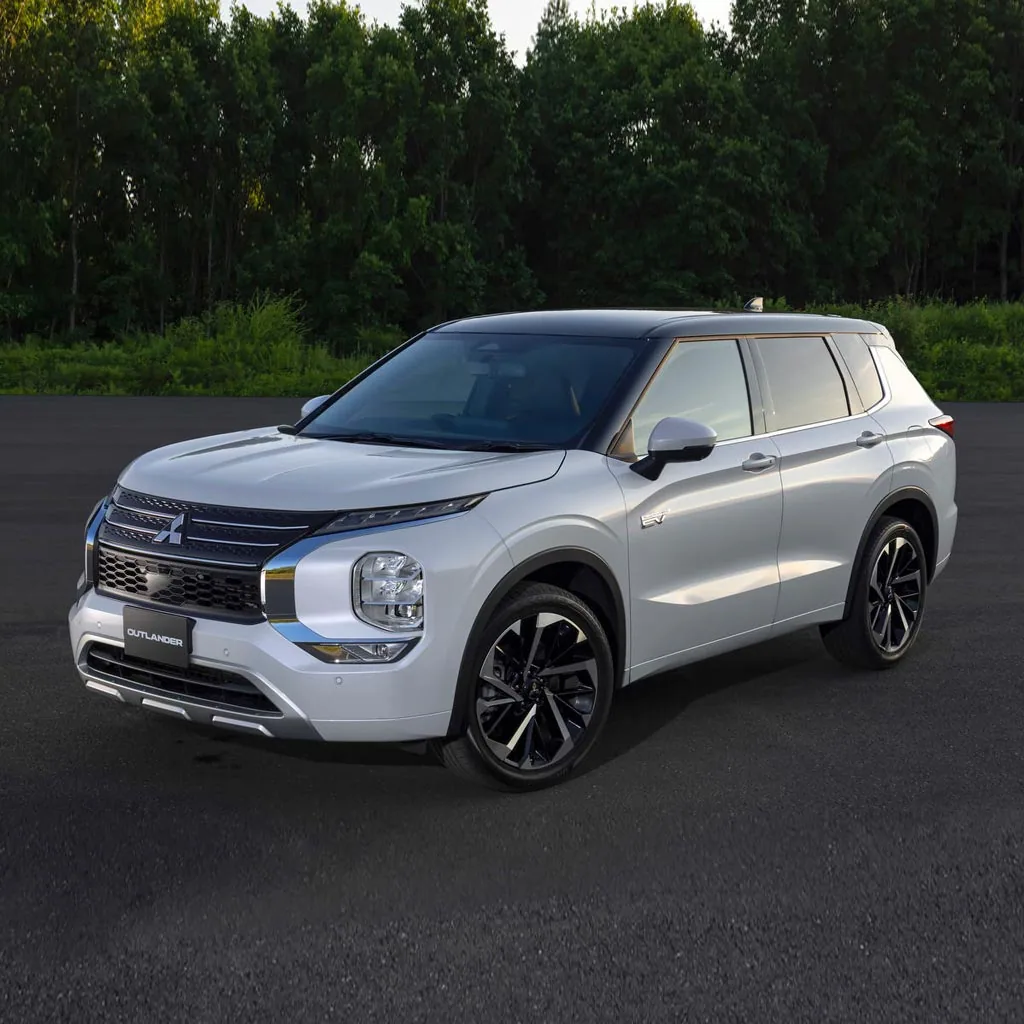 Mitsubishi Outlander 2023 argent vu de trois quarts avant devant une forêt