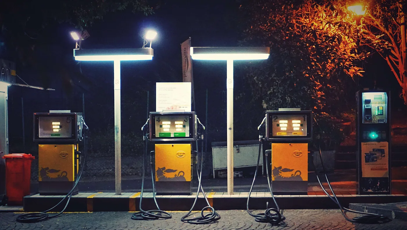 Pompes à essence jaunes éclairées la nuit dans une station-service