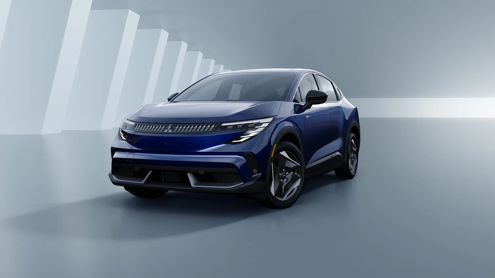Mitsubishi Eclipse Sportback EV bleu foncé vu de trois quarts avant en studio, emblème Mitsubishi entre les deux phares