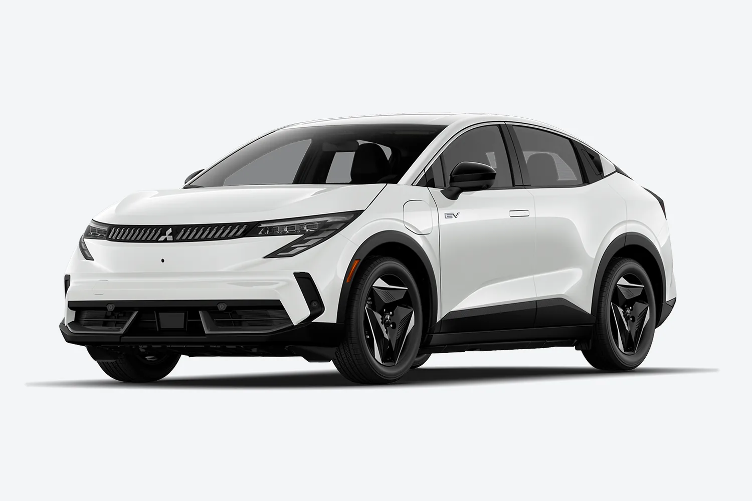 Mitsubishi Eclipse Sportback EV blanc vu de trois quarts avant sur fond gris pâle