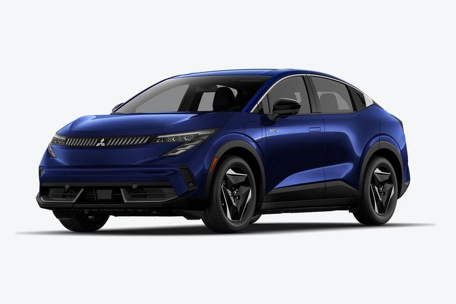 Mitsubishi Eclipse Sportback EV bleu foncé vu de trois quarts avant sur fond gris pâle