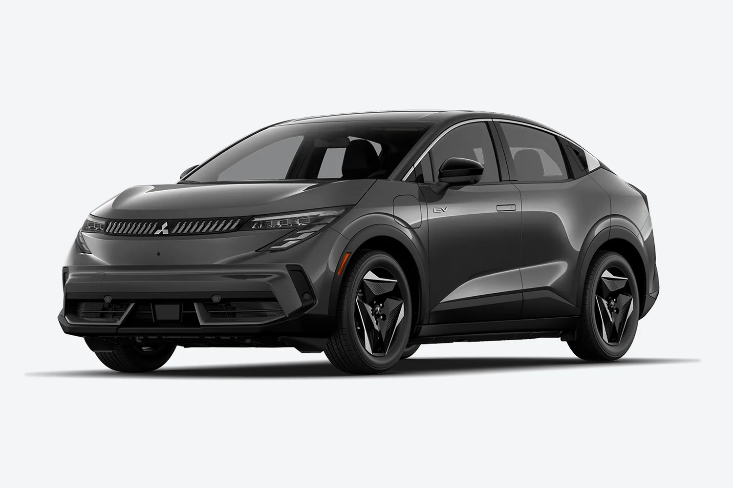 Mitsubishi Eclipse Sportback EV gris foncé vu de trois quarts avant sur fond gris pâle