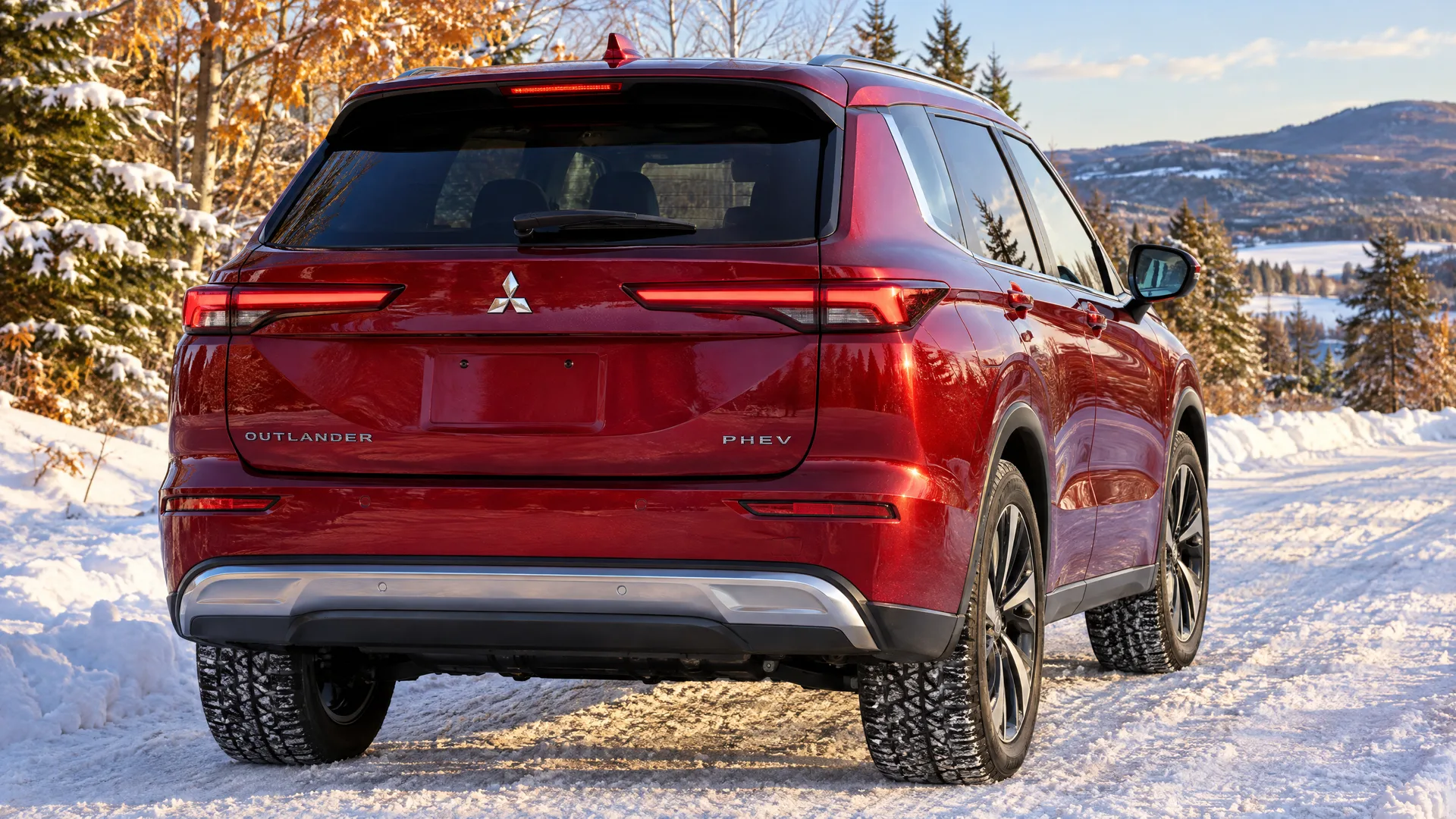 Mitsubishi Outlander PHEV 2026 de trois quarts arrière sur une route de campagne enneigée des Cantons-de-l'Est, soleil bas de fin d'après-midi