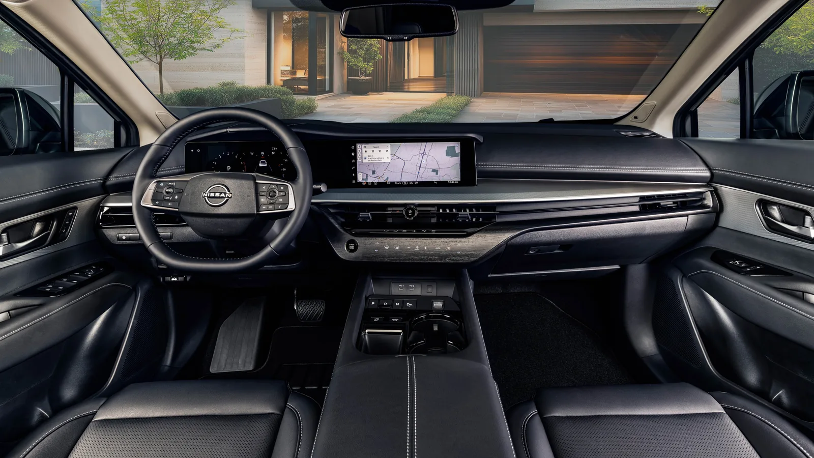 Habitacle du Nissan Murano vu depuis la banquette arrière : volant avec emblème Nissan, deux écrans de 12,3 pouces, console centrale et sièges de cuir noir