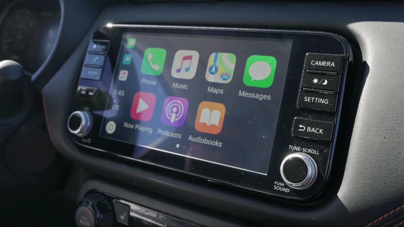 Écran multimédia du Nissan Kicks 2021 affichant Apple CarPlay, avec ses boutons et ses molettes de chaque côté