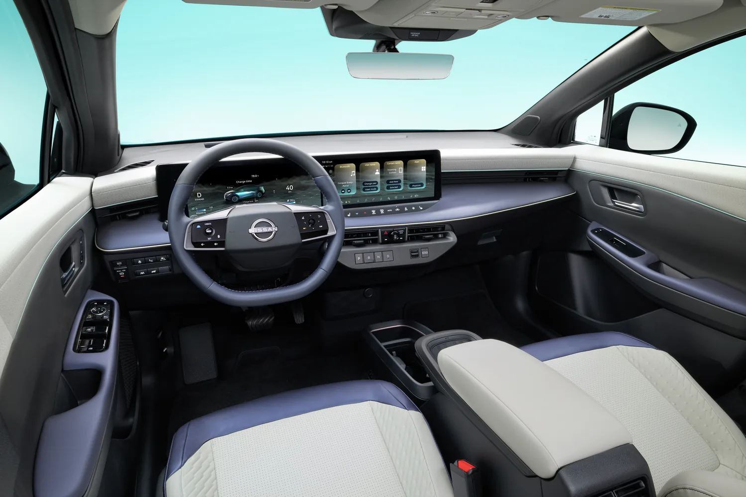 Habitacle clair d'une Nissan LEAF photographié en studio : sièges avant, console centrale et deux écrans