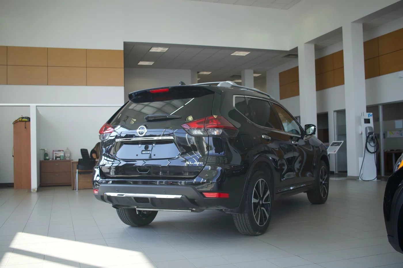 Nissan Rogue 2020 SL noir à traction intégrale, vue de trois quarts arrière, dans une salle de montre