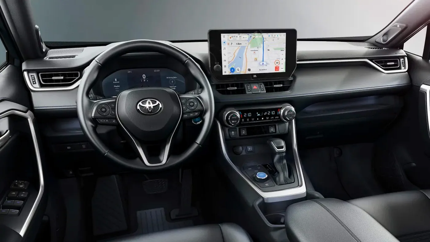 Poste de conduite du Toyota RAV4 2023 avec grand écran de navigation et volant à logo Toyota