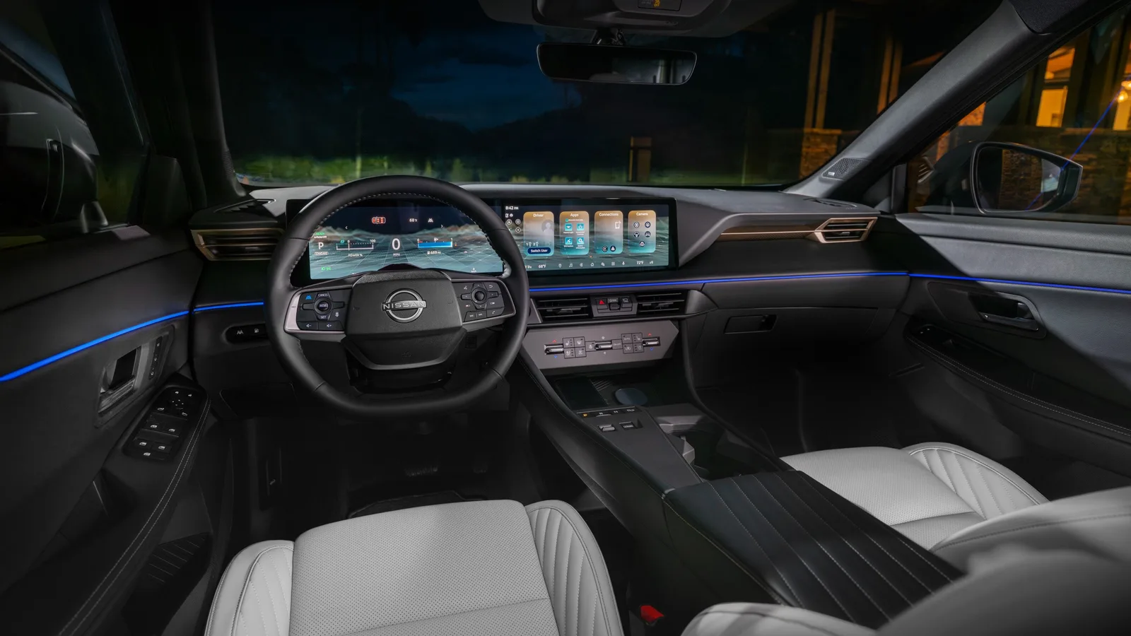 Planche de bord du Nissan Rogue hybride 2027 vue de la banquette arrière : volant avec emblème Nissan, large écran horizontal, sièges blancs et bande lumineuse bleue