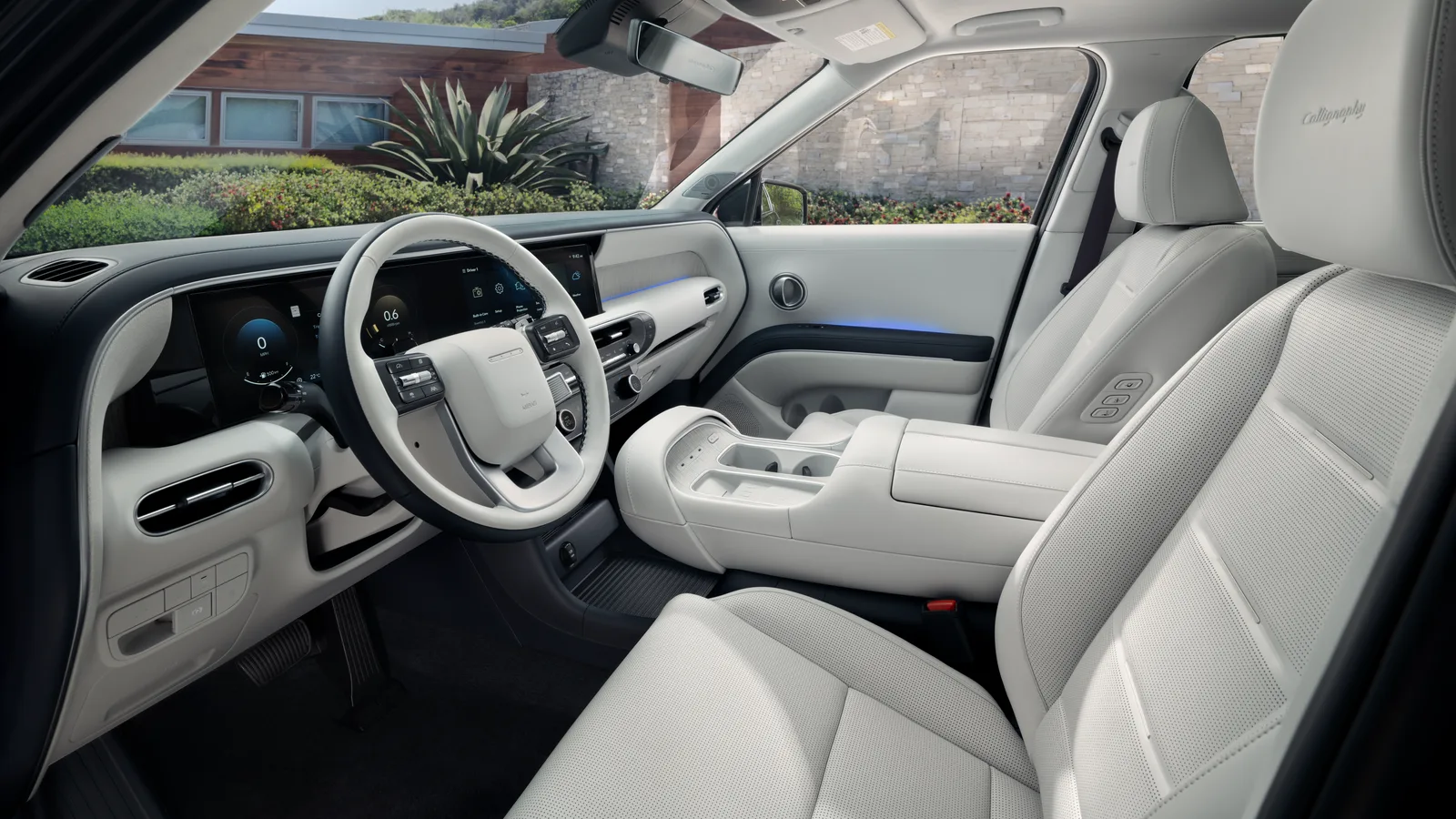 Habitacle clair d’un Hyundai Palisade 2026 vu depuis la portière conducteur, volant entier, écrans et sièges avant en cuir clair.