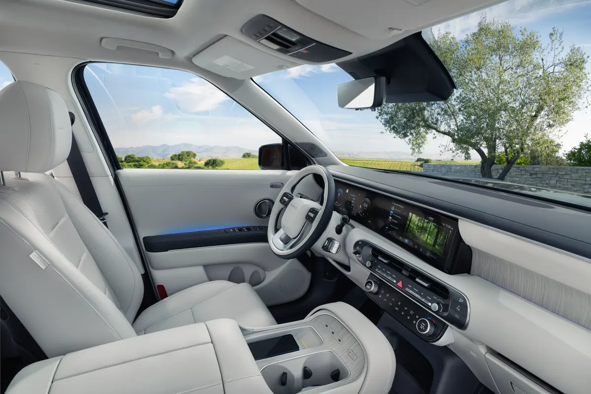 Habitacle clair d’un Hyundai Palisade, vue sur la campagne par la fenêtre