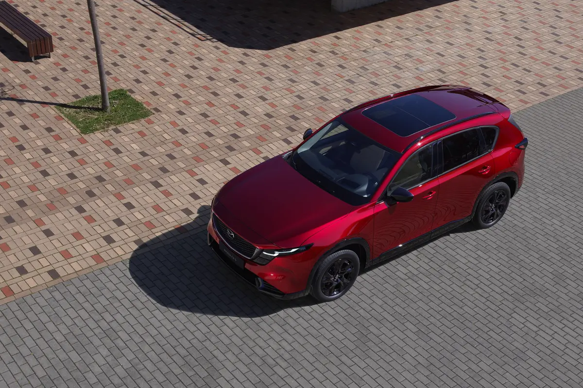 Mazda CX-5 rouge vu du dessus, stationné sur des pavés