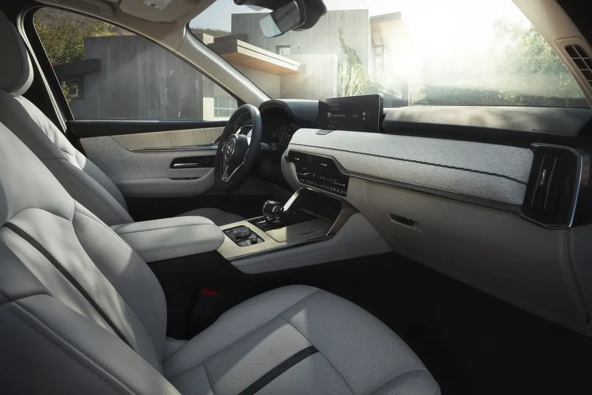 Habitacle blanc d’un Mazda CX-90 baigné de soleil
