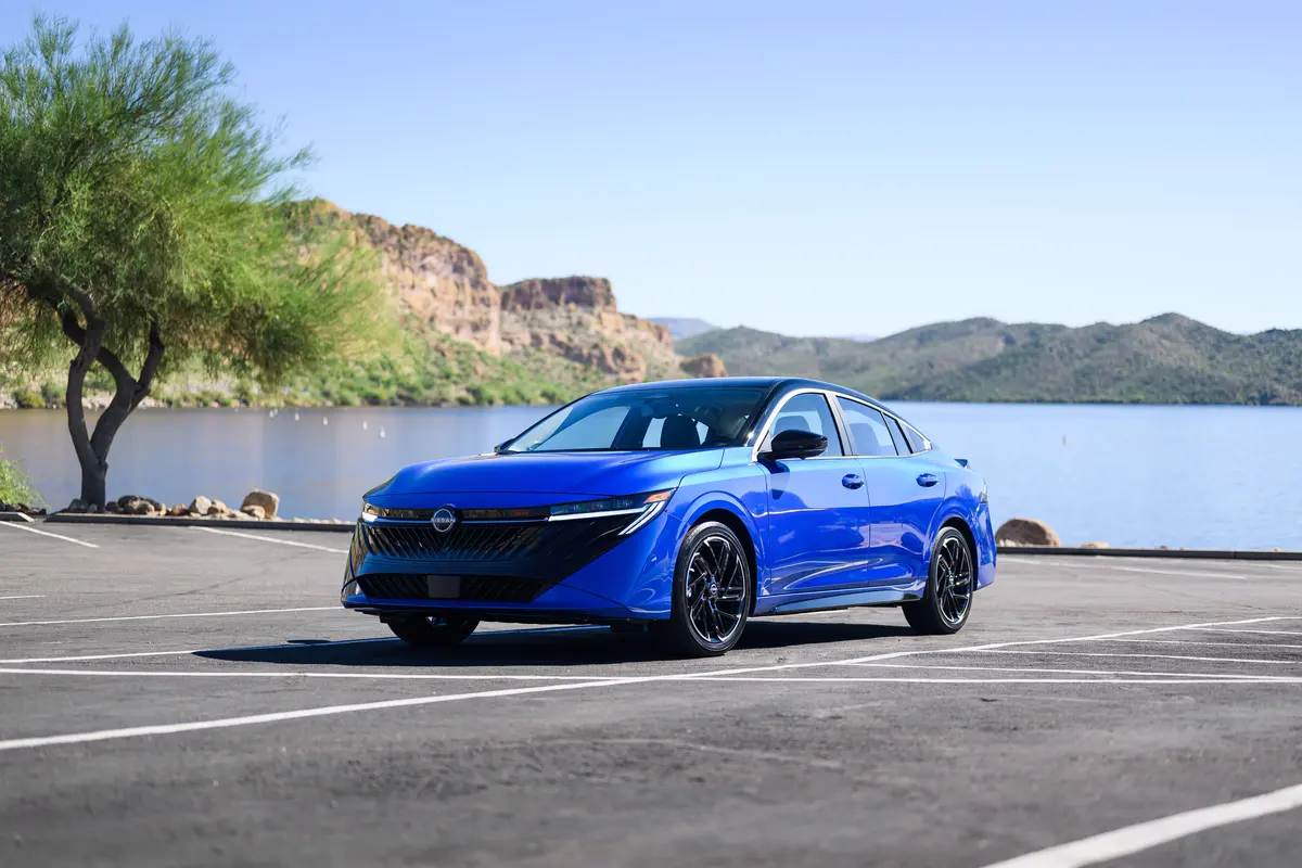 Nissan Sentra bleue stationnée au bord d’un lac