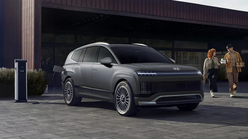 Hyundai IONIQ 9 branché à une borne de recharge devant une maison