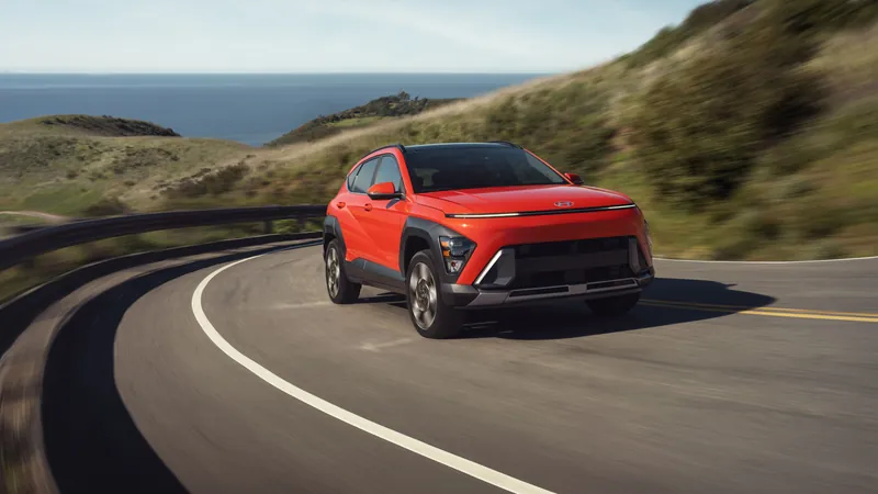 Hyundai Kona rouge dans une courbe en bord de mer