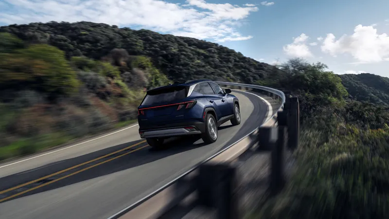 Hyundai Tucson sur une route de montagne en lacets