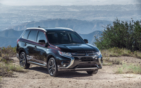 Read more about the article Mitsubishi Outlander PHEV 2019 vs Toyota RAV4 Hybride