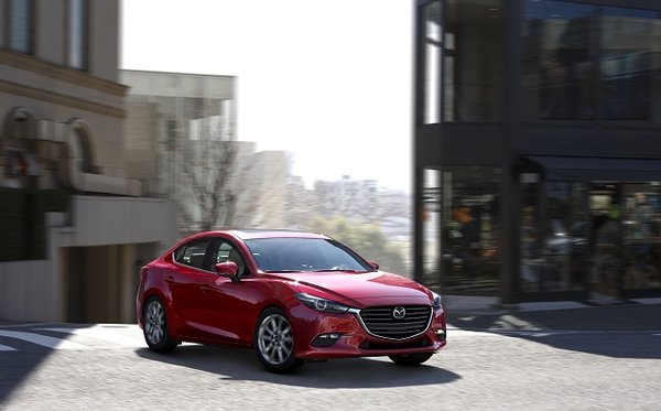 Read more about the article Mazda3 2018 vs Hyundai Elantra : un choix complexe