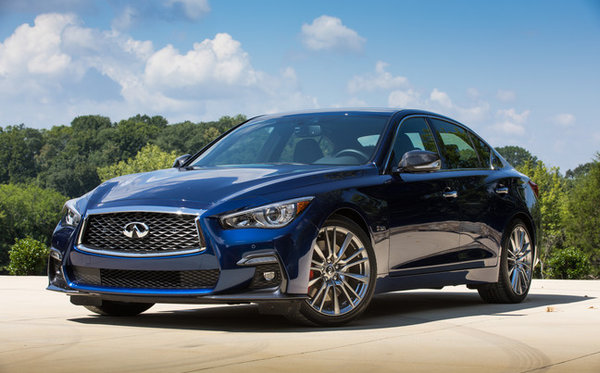 Read more about the article L’Infiniti Q50 Signature et Hybride 2018 en mettent plein la vue