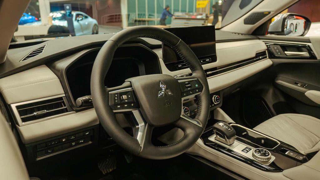 GROUPE BEAUCAGE SALON AUTO 2026 Outlander PHEV 2026 interieur