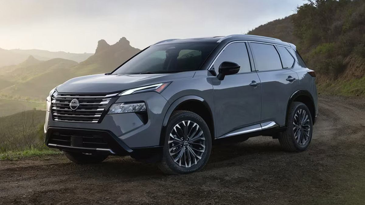 Nissan Rogue 2026 gris vu de face sur un chemin en nature