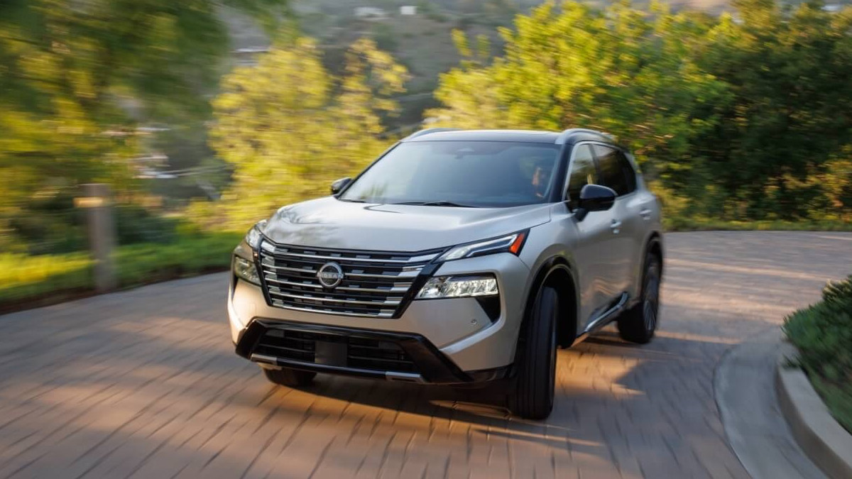Nissan Rogue 2026 gris roulant sur une route sinueuse