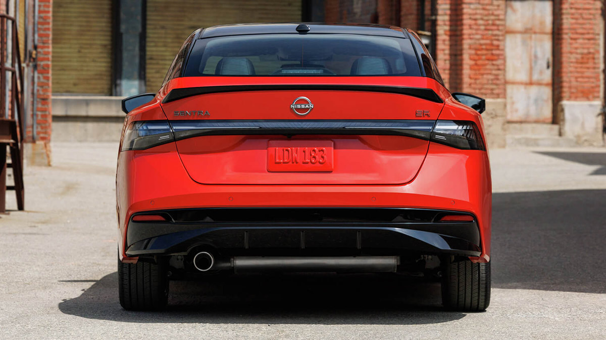 Nissan Sentra 2026 rouge vue arrière