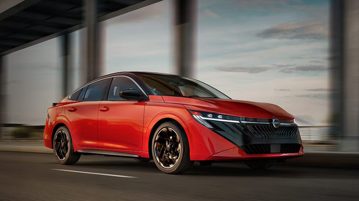 Nissan Sentra 2026 rouge en mouvement sur la route